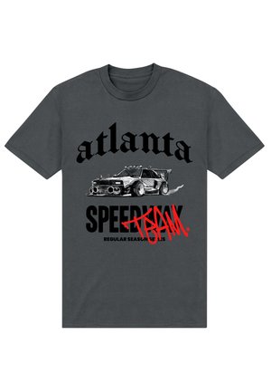 Šedé bavlněné tričko s grafikou závodního auta a textem "atlanta SPEEDWAY" v černé barvě a "BAM." v červené barvě, se detaily o základní sezóně.