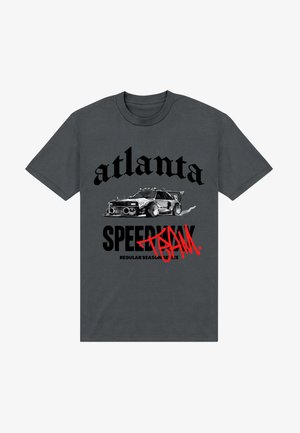Graues Baumwoll-T-Shirt mit einem Grafikmotiv eines Rennwagens, darauf die Schrift "atlanta SPEEDWAY" in Schwarz und "BAM." in Rot sowie Details zur regulären Saison.