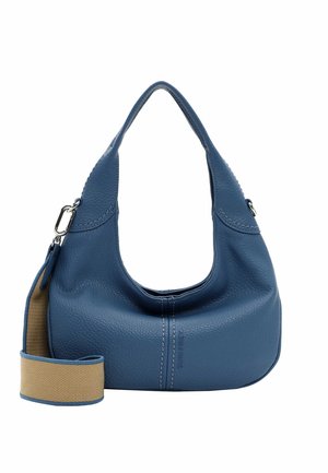 Borsa a tracolla in pelle blu con una superficie morbida, forma curva e tracolla staccabile color cammello. Presenta cuciture visibili e un logo discreto sul lato.
