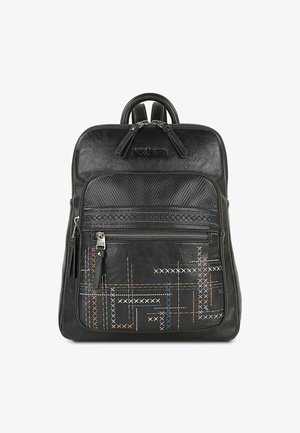Mochila negra de imitación cuero con una superficie texturizada, patrones de costura multicolor, dobles asas superiores y un bolsillo frontal con cremallera.