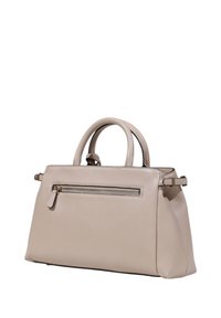 Borsa a mano in pelle beige con una forma strutturata, doppi manici superiori e una tasca frontale con zip. Presenta accessori in metallo.