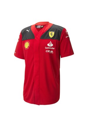 Czerona koszulka wyścigowa Puma ma dekolt w serek i czarne akcenty na ramionach. Na przodzie znajdują się logo Ferrari, Santander i Shell.