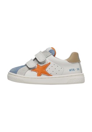 Hvid børnesneakers med orange stjerne, blå ruskindstøvle, beige hælflig, to velcrobånd og "NTR-74" trykt på siden.