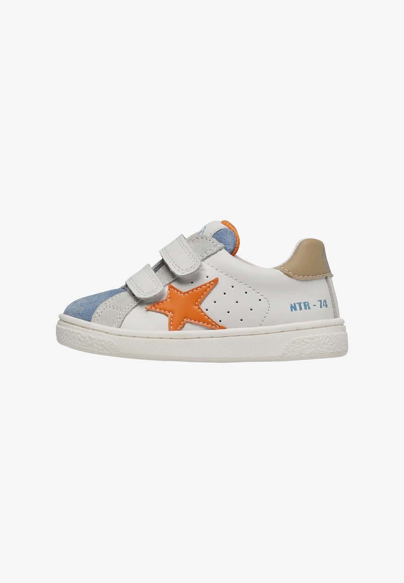 Baskets blanches pour enfants avec étoile orange, bout en daim bleu, languette beige au talon, deux bandes Velcro et "NTR-74" imprimé sur le côté.