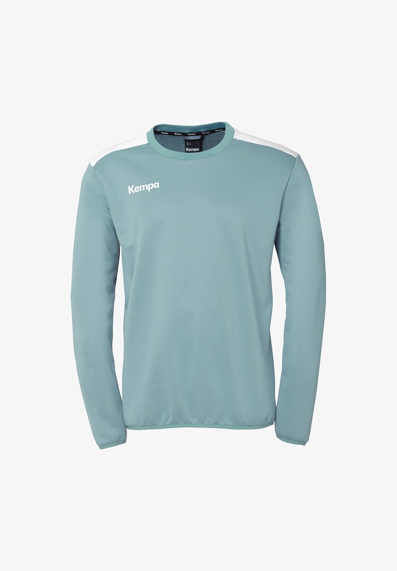 Maillot de sport à manches longues en bleu clair avec des accents blancs sur les épaules, col rond et texture douce et lisse. Présente le logo 'Kempa' sur la poitrine.