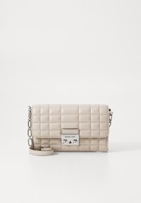 Gepolsterte beige Leder-Umhängetasche mit silbernem Zubehör, ausgestattet mit einem magnetischen Verschluss und einem abnehmbaren Kettenriemen.