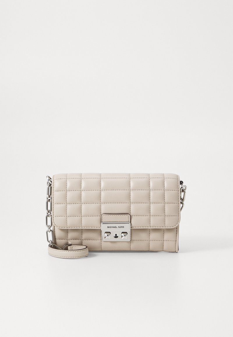 Gepolsterte beige Leder-Umhängetasche mit silbernem Zubehör, ausgestattet mit einem magnetischen Verschluss und einem abnehmbaren Kettenriemen.