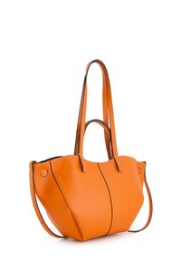 Orange Leder-Tote mit zwei langen Griffen und einem Seitengurt. Verfügt über kontrastierende Nähte und ein rundes, geräumiges Design.