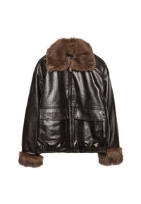 Giacca di pelle marrone scuro con ampio colletto di pelliccia e polsini in pelliccia, cerniera frontale e due tasche a patta, isolata su sfondo bianco.