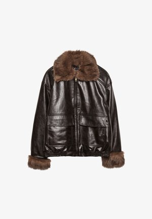 Giacca di pelle marrone scuro con ampio colletto di pelliccia e polsini in pelliccia, cerniera frontale e due tasche a patta, isolata su sfondo bianco.