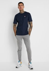 Fila NARIMAN TEE - Camiseta estampada - black iris