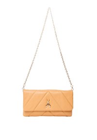 Borsa a tracolla in pelle trapuntata di un morbido arancione con un emblema d'oro a forma di ape, dotata di una tracolla a catena e di una forma rettangolare. Texture liscia e design minimalista.