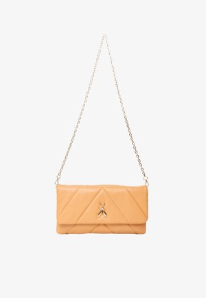Borsa a tracolla in pelle trapuntata di un morbido arancione con un emblema d'oro a forma di ape, dotata di una tracolla a catena e di una forma rettangolare. Texture liscia e design minimalista.