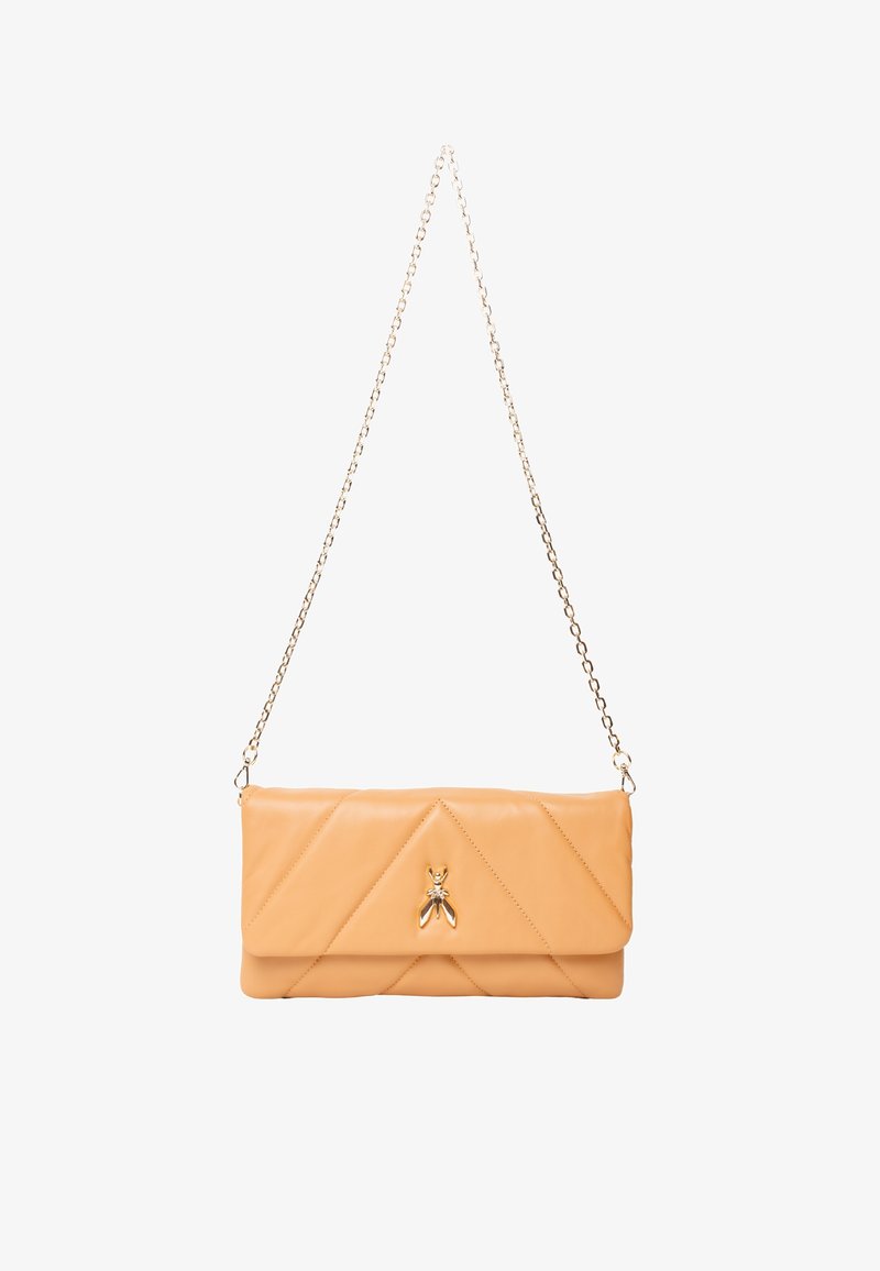 Borsa a tracolla in pelle trapuntata di un morbido arancione con un emblema d'oro a forma di ape, dotata di una tracolla a catena e di una forma rettangolare. Texture liscia e design minimalista.