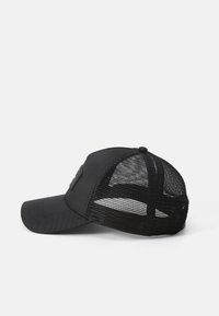 Sort kasket med en solid frontpanel, net bagpå, buet skygge og en justerbar rem. Inkluderer et lille logopatch på forsiden.