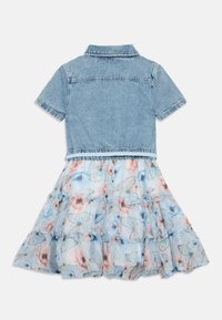 Άνω τμήμα από ντένιμ με κοντά μανίκια και γιακά· φούστα με λουλουδάτο σχέδιο σε ανοιχτό μπλε, ροζ και κρέμ, με βολάν και απαλής υφής ύφασμα.