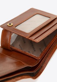Portafoglio in pelle marrone con finitura testurizzata, dotato di una finestra per ID trasparente, più scomparti per carte e dettagli in metallo dorato.