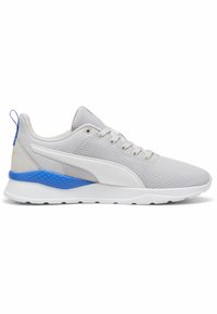 Hellgraue Sportschuhe mit Mesh-Obermaterial, blauen Akzenten, weißem Zwischensohlenteil und Schnürdesign. Strukturierte Einsätze an den Seiten für Atmungsaktivität.