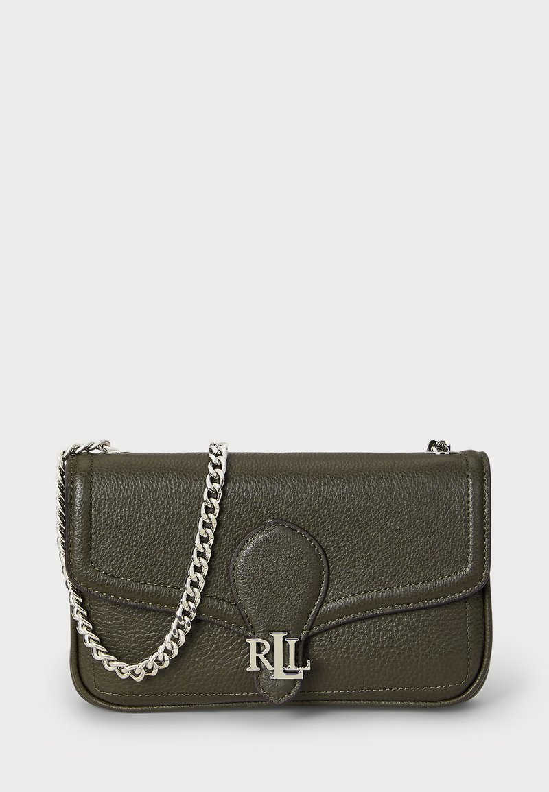 Bolsa de crossbody em pele verde-azeitona com um acabamento texturizado, alça de corrente prateada e um detalhe de fecho com logotipo em destaque.