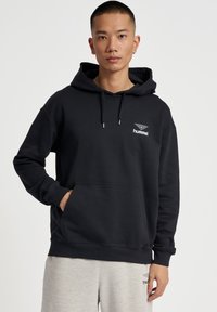 Czarna bluza z kapturem wykonana z mieszanki bawełny. Posiada przednią kieszeń, ribbowe mankiety oraz małe białe logo na klatce piersiowej. Gładka w dotyku.