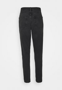 Jeans neri in denim a vita alta con gambe affusolate e due tasche posteriori, mostrati su uno sfondo bianco semplice.