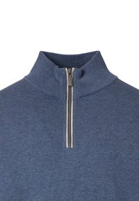 Niebieski sweter zapinany na zamek z wysokim kołnierzem, z srebrnym zamkiem błyskawicznym i teksturowanym materiałem. Zawiera subtelną grafikę z boku.