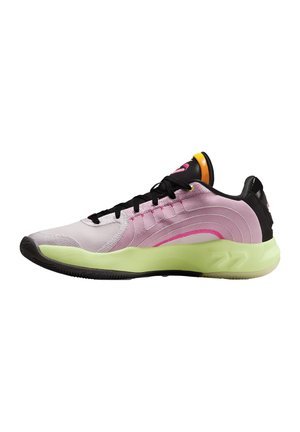 Sneaker sportiva dal profilo basso in rosa pallido con lacci neri, collo imbottito, suola verde neon e sottili linee di design rosa.