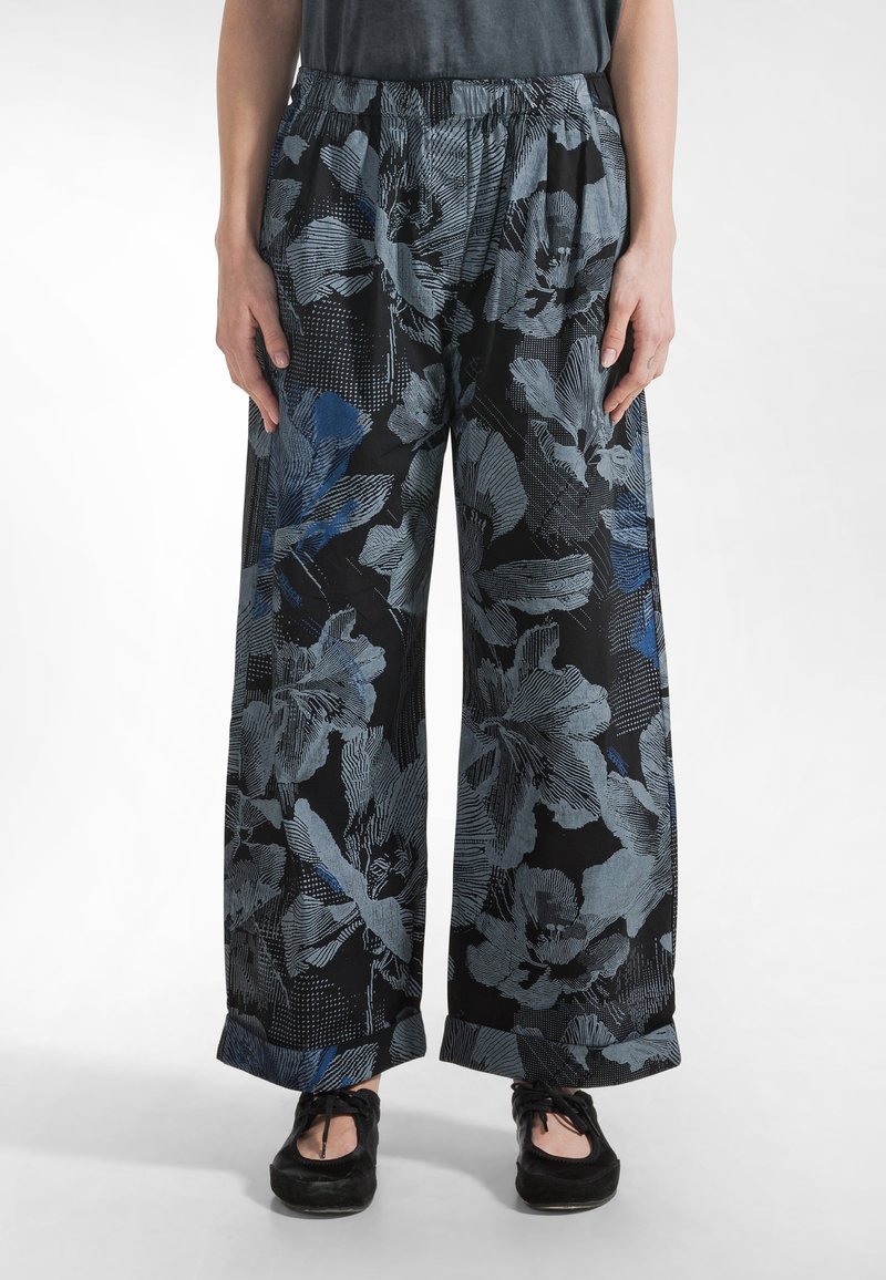 Spodnie o szerokich nogawkach z czarnego materiału z niebiesko-szarym kwiatowym wzorem, teksturowanymi akcentami oraz elastycznym paskiem w talii.