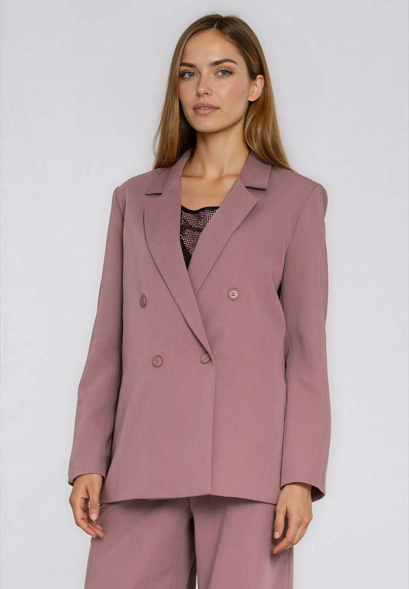Dwurzędowa marynarka w miękkim, malwowym kolorze, z klapami z wycięciami, dwoma guzikami i luźnym krojem, zestawiona z teksturowanym topem.