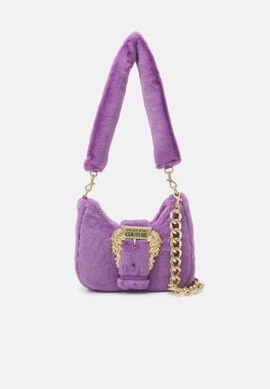 Bolso de hombro de felpa morado con correa gruesa, detalle de cadena dorada y hebilla dorada con el logo de Versace Jeans Couture en la parte delantera.