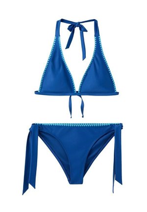 Conjunto de bikini azul de dos piezas con top de triángulo y braguitas con lazada lateral, con costuras en zigzag azul claro a lo largo de los bordes.