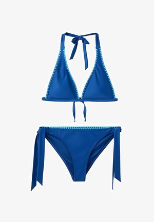 Blaues zweiteiliges Bikini-Set mit Dreieck-Top und seitlich gebundenen Höschen, das hellblaue Zickzacknaht entlang der Ränder aufweist.