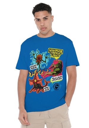 NETFLIX, STRANGER THINGS TALES FROM 85 MONSTERS SCRAPBOOK - Print T-shirt - royal blue