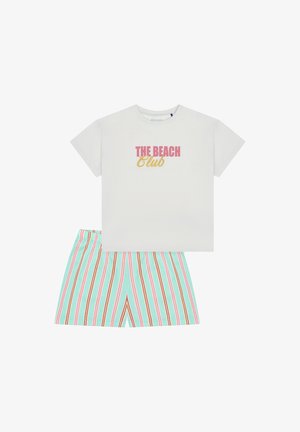 Weißes Baumwoll-T-Shirt mit mehrfarbigem Text „THE BEACH Club“, kombiniert mit türkis gestreiften Shorts in Pink, Gelb und Rot.