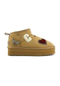 Stivaletto alla caviglia in ciniglia color cognac con suola in gomma leggermente rialzata, decorato con ricami di ape, stella, cuore e lettere.