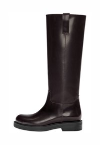Bottes en cuir marron jusqu'aux genoux avec une texture lisse, un bout rond et une semelle plate en caoutchouc noir. Présente une couture verticale et une anse à l'arrière.