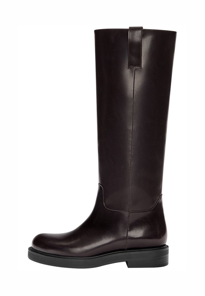 Bottes en cuir marron jusqu'aux genoux avec une texture lisse, un bout rond et une semelle plate en caoutchouc noir. Présente une couture verticale et une anse à l'arrière.