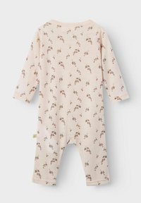 Bodysuit suave de color rosa con mangas largas, con un patrón floral en marrón. Escote en pico con bordes scallop y etiqueta en el lateral. Textura notablemente suave.