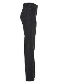 Jeans de denim negro con corte recto, cintura a media altura, bolsillos laterales y traseros, y una textura suave con detalles de costura visibles.