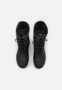 Schwarze Winterstiefel mit strukturierten Gummisohlen, gepolsterten Bündchen und runden Schnürsenkeln. Sie verfügen über ein glattes Obermaterial und einen verstärkten Zehenbereich.