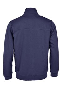 Granatowy sweter z wysokim kołnierzem, długimi rękawami, teksturowanym materiałem oraz poziomą szwem na górnej części pleców. Posiada małe logo na rękawie.