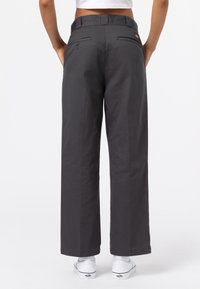 Pantaloni a gamba larga grigio scuro, realizzati in tessuto morbido, con vita alta, due tasche posteriori e dettagli di cucitura sottili.