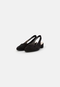 Scarpe slingback in suede nero con tacco basso a blocco, punta affusolata e lati aperti, dotate di una fodera interna liscia e di un design minimalista.