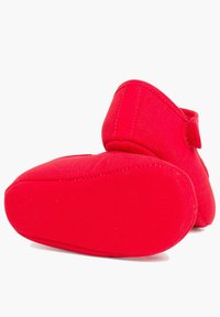 Czerwone obuwie z zaokrąglonym noskiem, z teksturowanej płótna, z miękką podeszwą. Posiada rzep do bezpiecznego dopasowania.