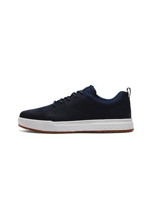 Czarny niski sneaker z białą podeszwą i brązowym bieżnikiem, z zapięciem na sznurowadła i wyściełanym kołnierzem.