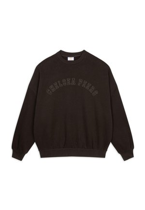 Felpa marrone scuro con collo a girocollo a costine, maniche lunghe e polsini elasticizzati. Presenta la scritta "CHELSEA PEERS" in un design curvo sulla parte anteriore.