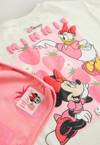 Vêtements pour enfants avec Minnie Mouse et Daisy Duck en tenues roses, entourés de fraises et de fleurs, avec le texte "MINNIE" en lettres roses.
