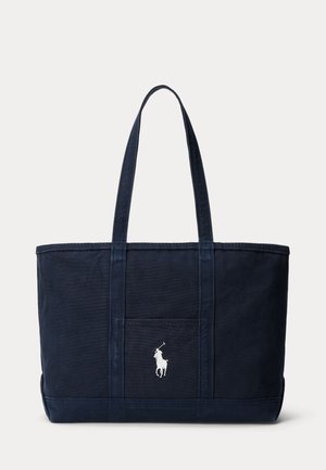 Námornícka modrá taška cez rameno s dvojitými ramennými popruhmi a bielym vyšívaným logom hráča polo na prednom vrecku.