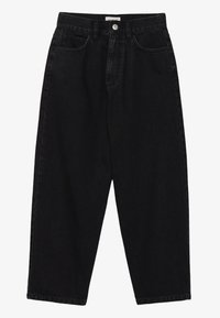 Černé džínové kalhoty s vysokým pasem a volným střihem. Mají pět kapes, zapínání na knoflík a viditelné švy.