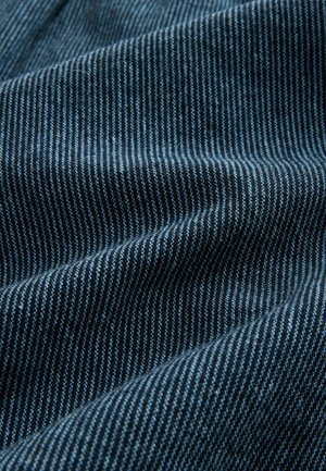 Blau gestreifter Stoff mit wechselnden dunklen und hellblauen Linien. Die Textur ist weich und zeigt ein glattes und leicht reflektierendes Finish.